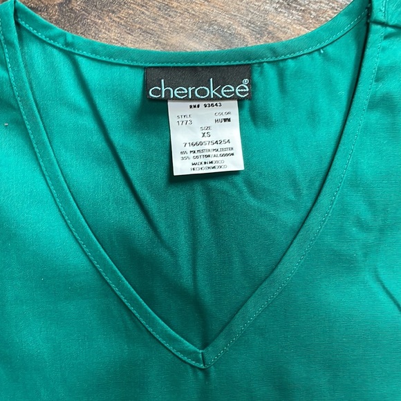 Cherokee Scrub Top - Picture 2 of 3